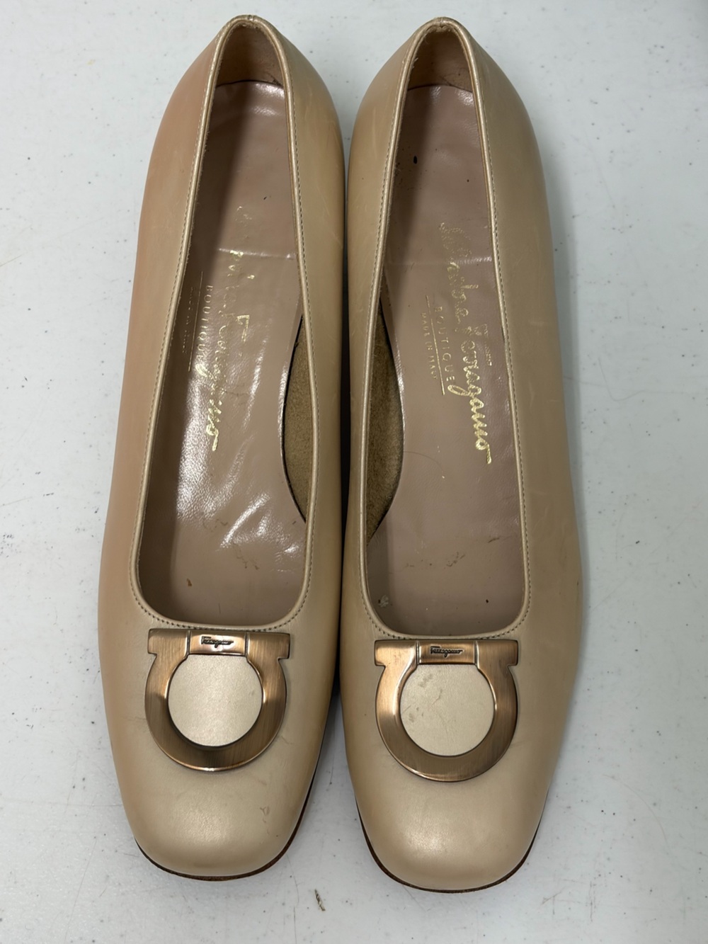 VTG Salvatore Ferragamo Beige Leather Varina Flats with Gold Gancini